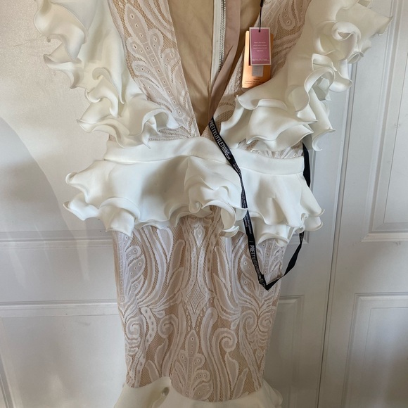 Pretty Little Thing White Lace Ruffle Plunge Midi - Picture 4 of 5